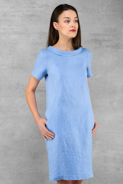 Hellblaues knielanges Leinenkleid.