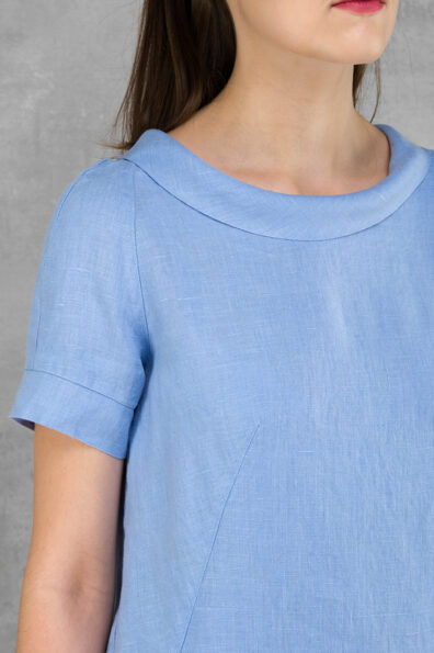 Hellblaues Leinenkleid mit Rundhalsausschnitt.