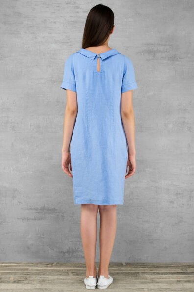 Hellblaues Leinenkleid mit tieferem als vorne V-Ausschnitt.