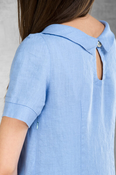 Hellblaues Leinenkleid mit Schlüssellochausschnitt am Rücken.