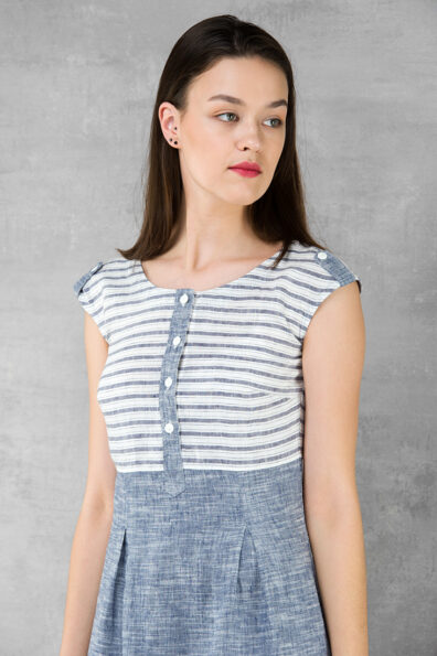 Oberteil des Leinenkleides blau-weiß gestreift.