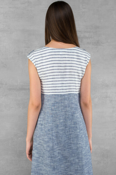 Blau-weißes Leinenkleid aus 2 Stoffen: gestreift und meliert.