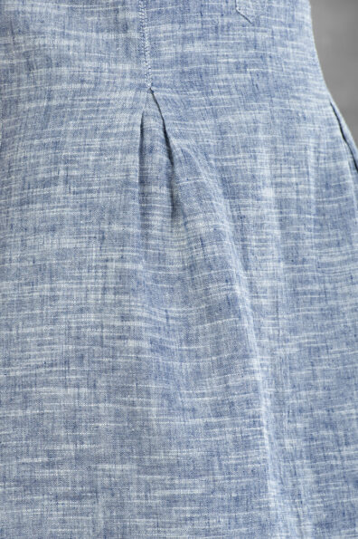 Rock des Leinenkleides aus blau-weiß meliertem Stoff.