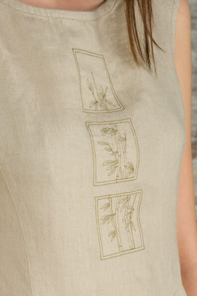 Beiges Leinenkleid mit Bestickung (Bambus-Motiv).