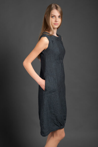 Dunkelgraues Leinenkleid mit 2 Eingrifftaschen.
