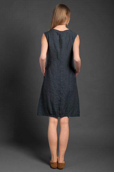 Knielanges ärmelloses dunkelgraues Leinenkleid.