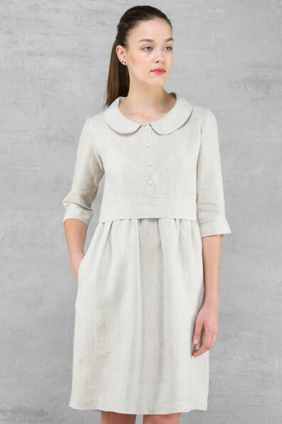 Hellgraues Leinenkleid mit 3/4 Ärmeln.