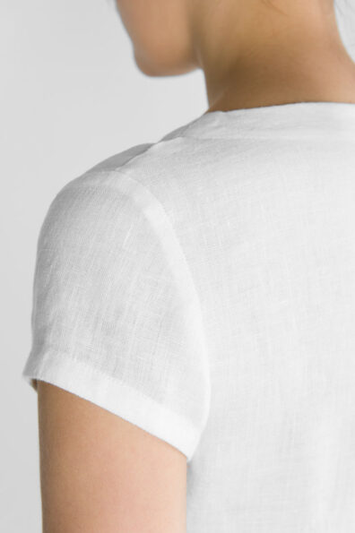 Weißes Leinenkleid mit kurzen Ärmeln.