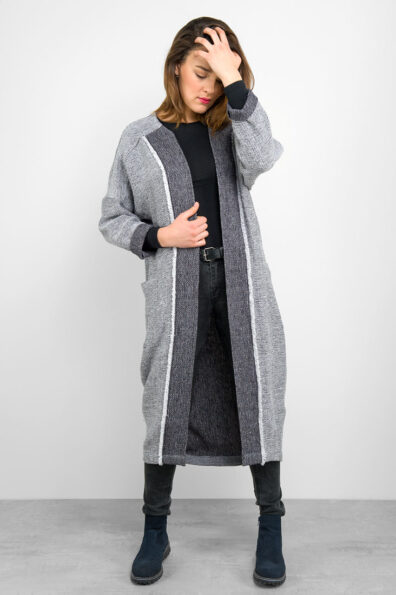 Leinen-Cardigan, schwarz-weiß gemustert, mit langen Ärmeln.