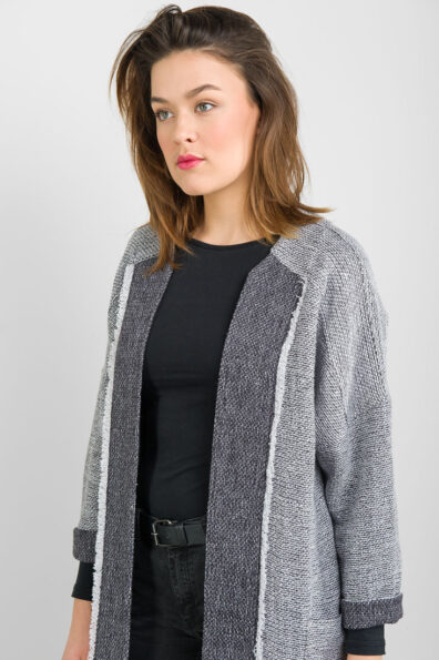 Schwarz-weißer Leinen-Cardigan mit dunkleren Details vorne, verschlusslos.
