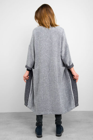 Lange Leinenjacke, schwarz-weiß gemustert.