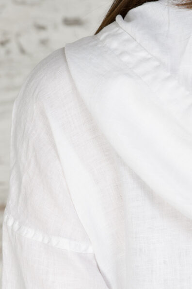 Weiße Leinenbluse.