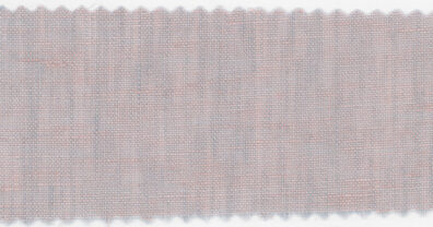 Stoff der Leinenbluse, aus blaugrauen und pastellrosa Garnen gewebt.