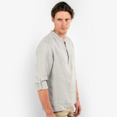Hellgraues Leinenhemd für Herren mit Krempelärmel mit Knopfriegel.