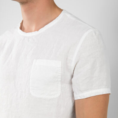 Schneeweißes Leinen T-Shirt für Herren mit Brusttasche links.