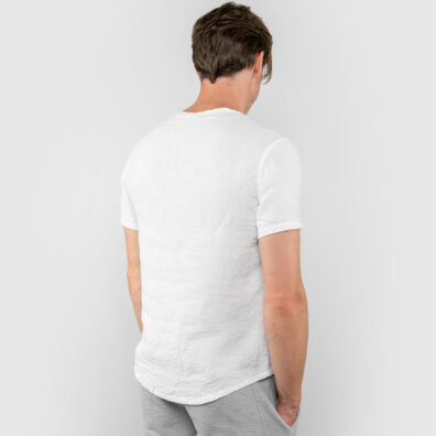 Schneeweißes Leinen T-Shirt für Herren mit abgerundetem Saum.