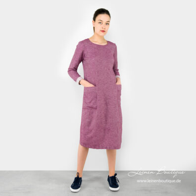 Rotviolettes gemustertes Leinenkleid knielang, mit langen Ärmeln.