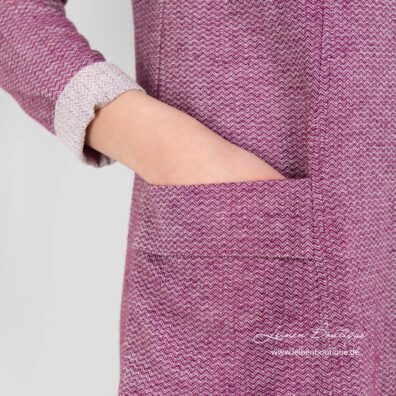 Rotviolettes gemustertes Leinenkleid mit großen Taschen