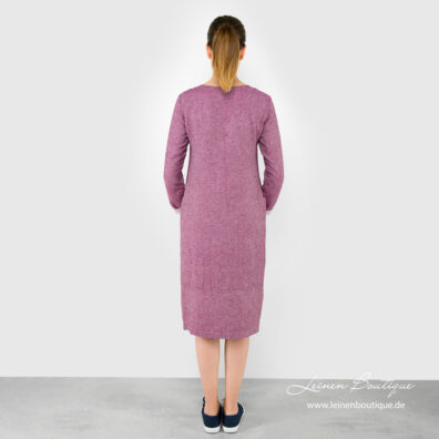 Knielanges Leinenkleid in Rotviolett.