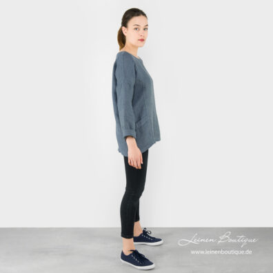 Leinenbluse blau, grau gestreift ist länger am Rücken