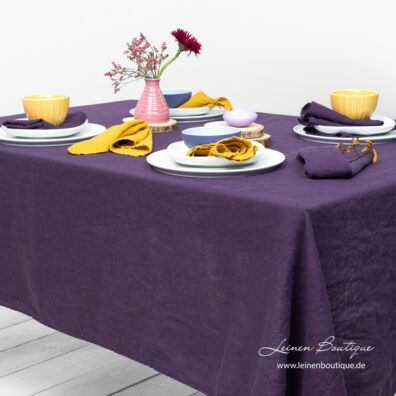 Die violette Tischdecke können Sie mit den violetten und gelben Servietten kombinieren
