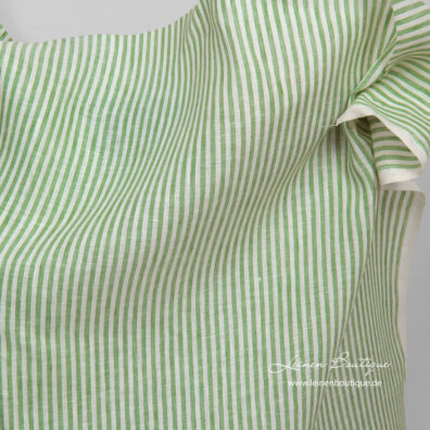 Leinenstoff mit schmalen vertikalen Streifen in Hellgrün und Milchweiß