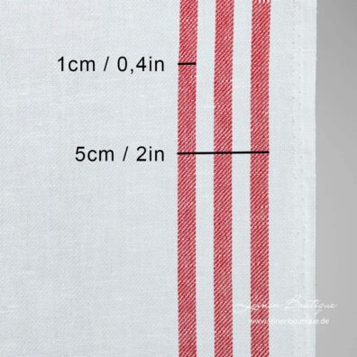 Milchweißes Halbleinen mit roten Streifen entlang der Kanten
