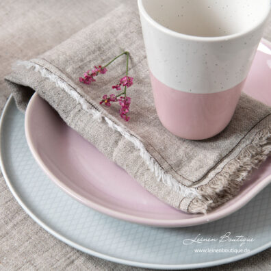 Leinenserviette, Jacquard, aus naturgrauen und weißen Leinengarnen gewebt