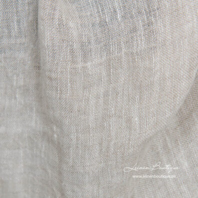 Leinenstoff aus weißen und naturgrauen Garnen