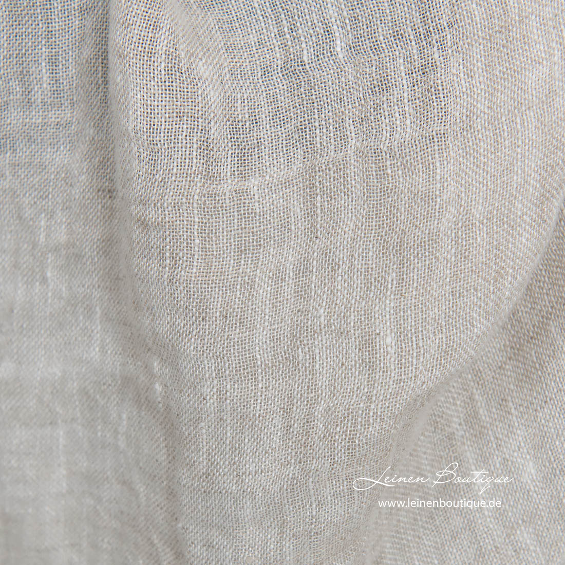 Leinenstoff aus weißen und naturgrauen Garnen