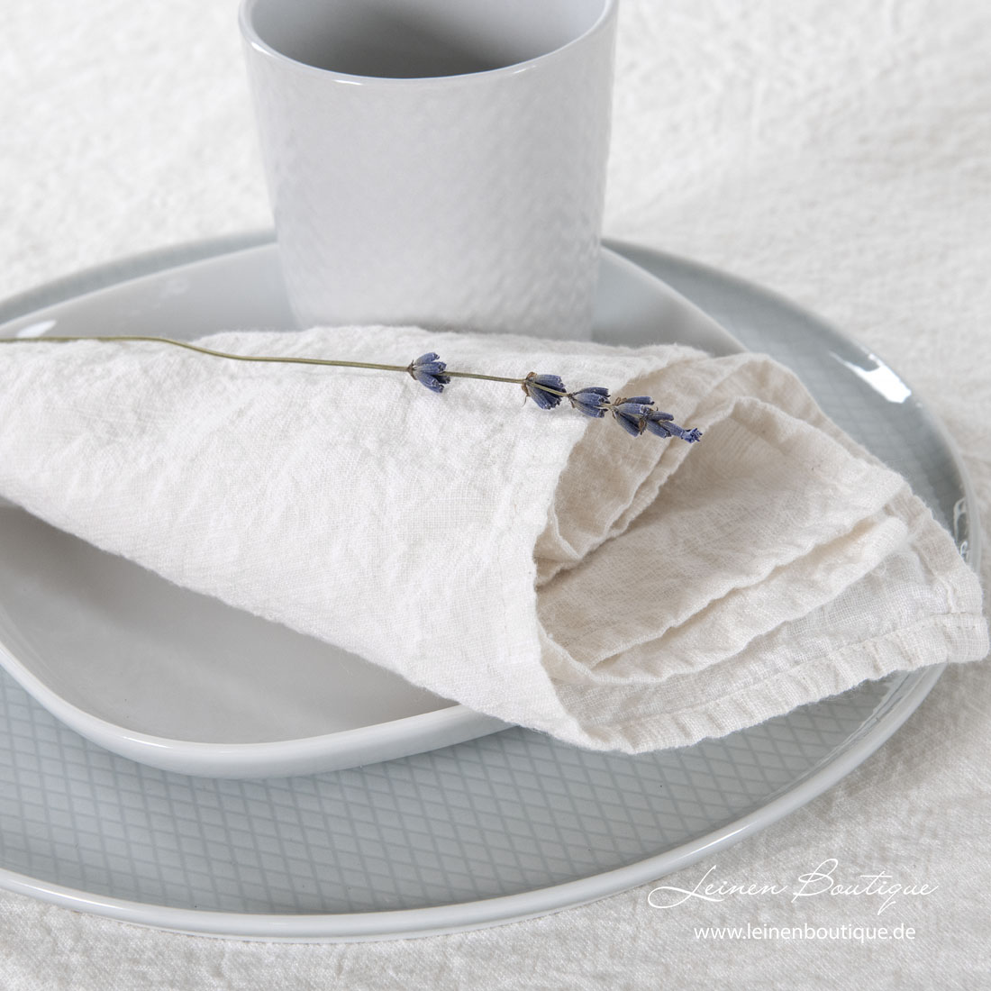 Milchweiße vorgewaschene Halbleinen-Serviette