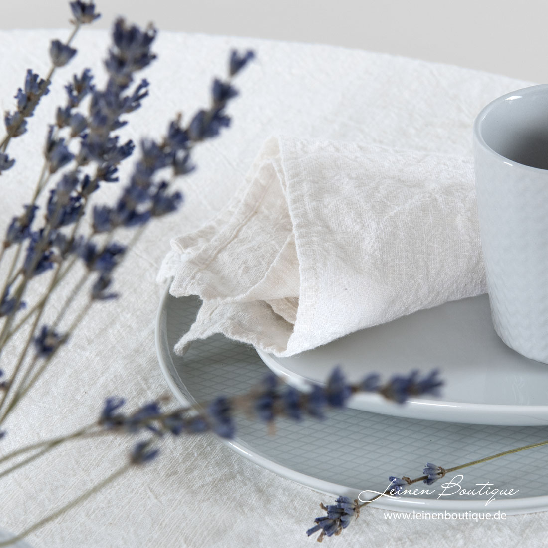 Milchweiße vorgewaschene Halbleinen-Serviette mit unregelmäßigen Streifen