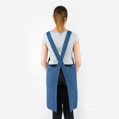 Blaue Leinen-Küchenschürze mit Taschen und breiten Trägern, die im Rücken über Kreuz laufen