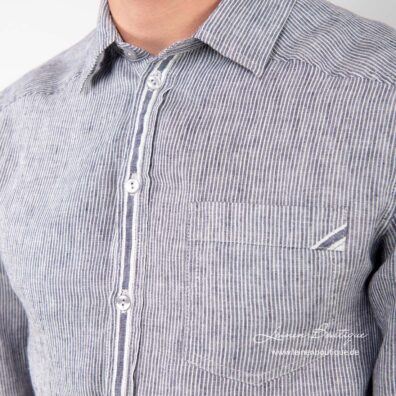 Blau gestreiftes Leinenhemd mit breit gestreifte Knopfleiste