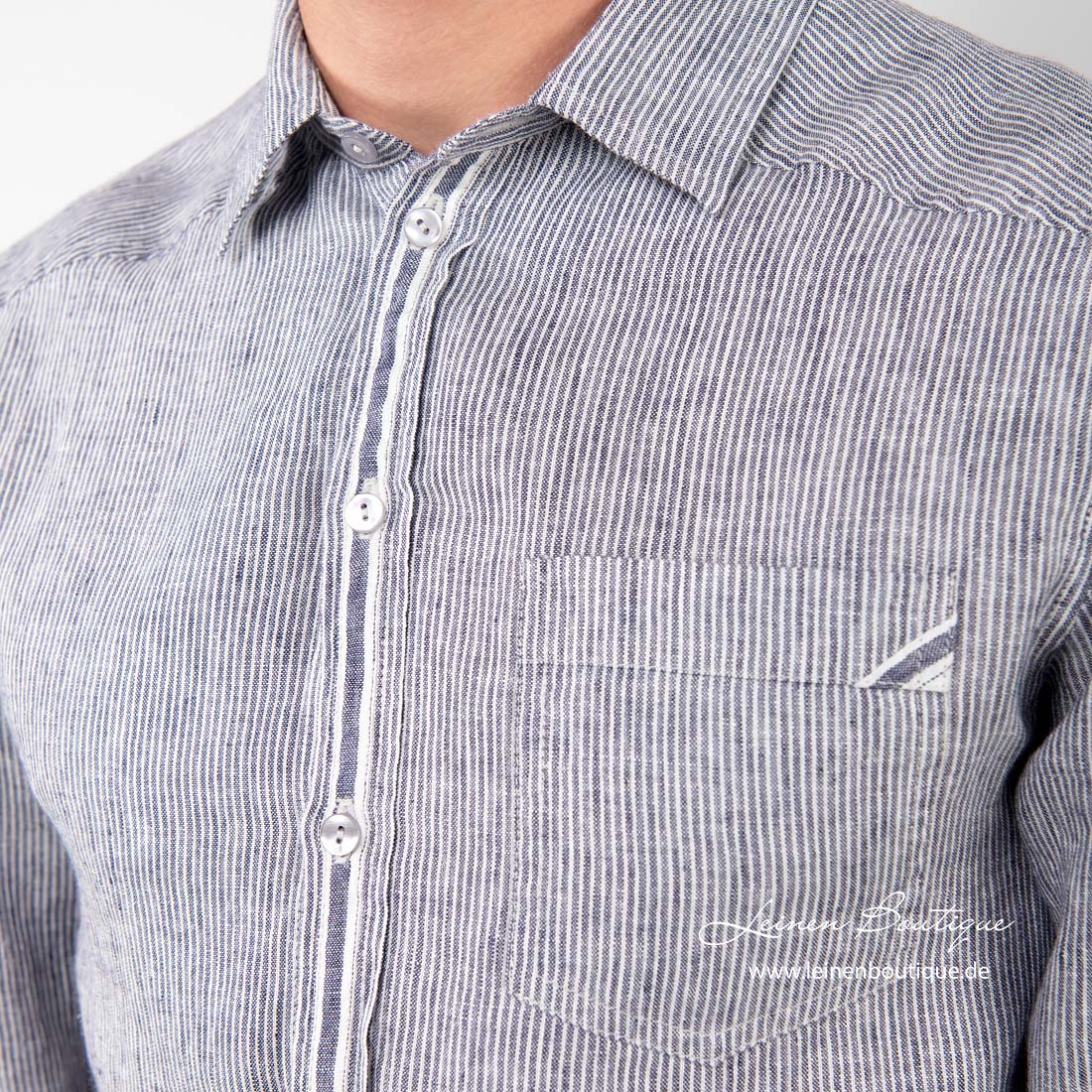 Blau gestreiftes Leinenhemd mit breit gestreifte Knopfleiste