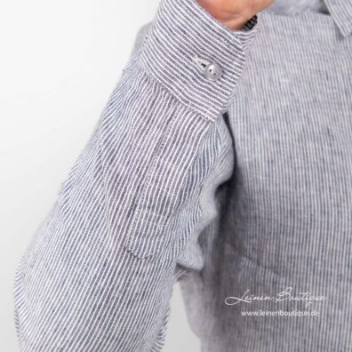 Blau gestreiftes Leinenhemd mit Einknopf-Manschetten