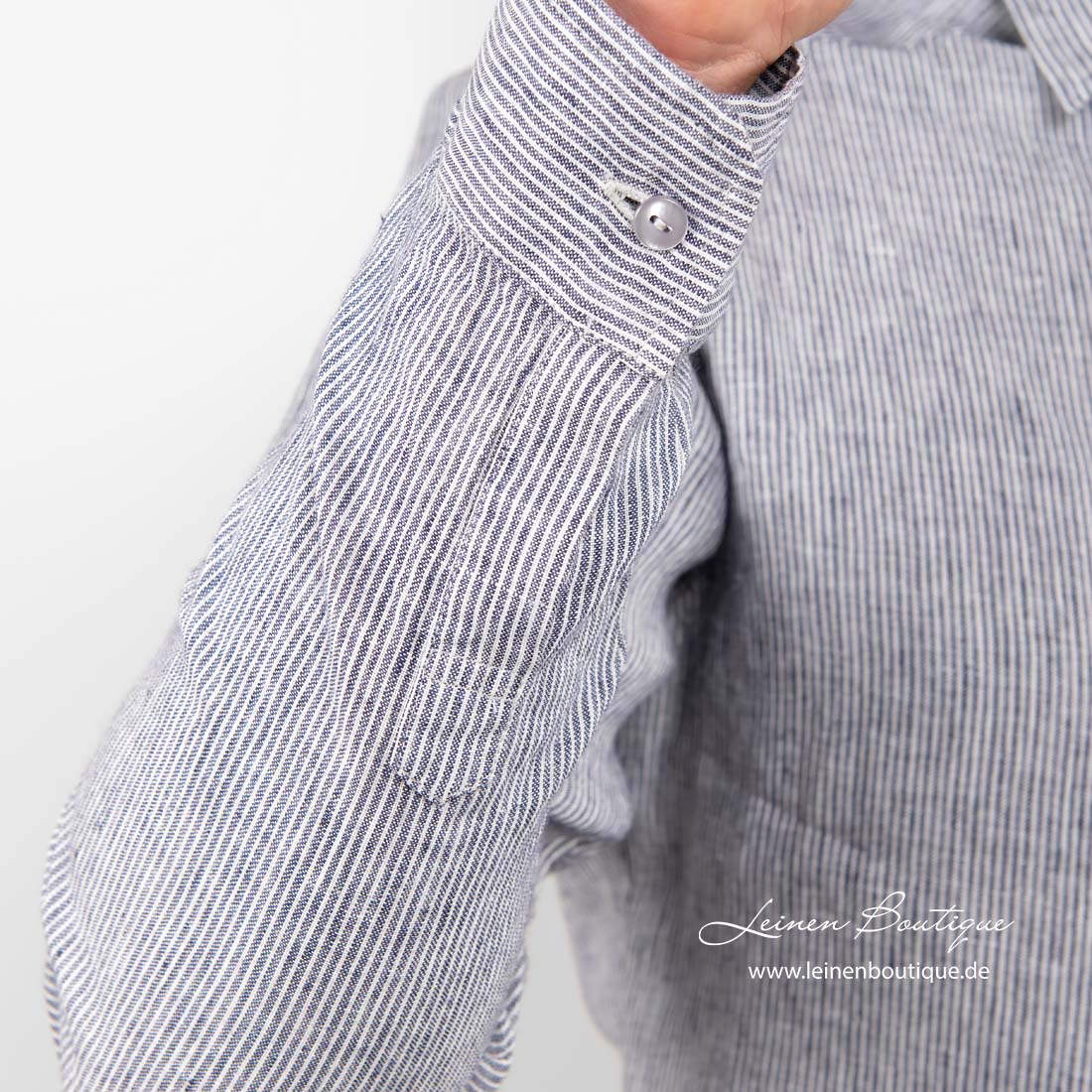 Blau gestreiftes Leinenhemd mit Einknopf-Manschetten