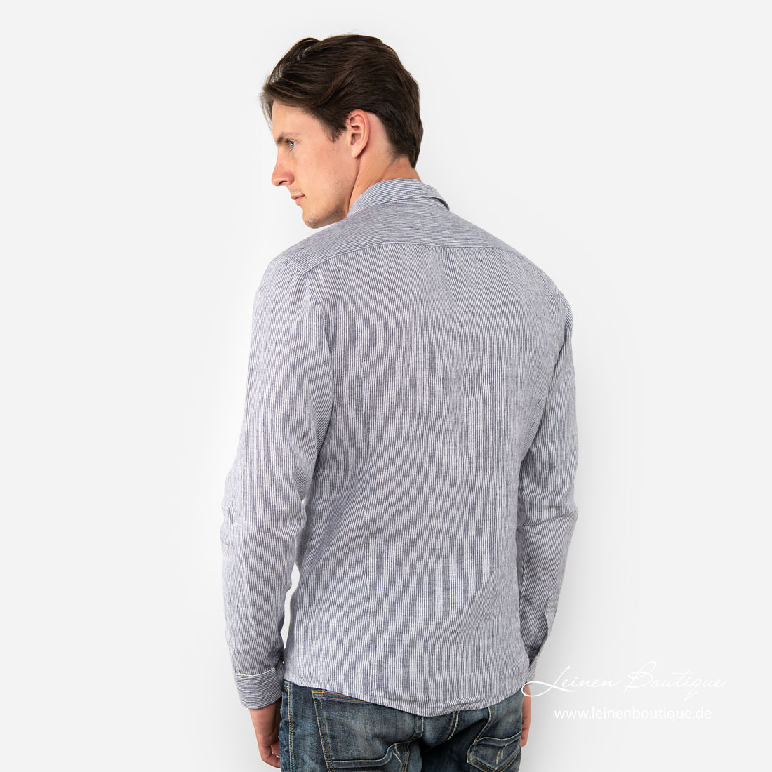 Blau gestreiftes Leinenhemd mit Rundsaum, am Rücken tailliert.