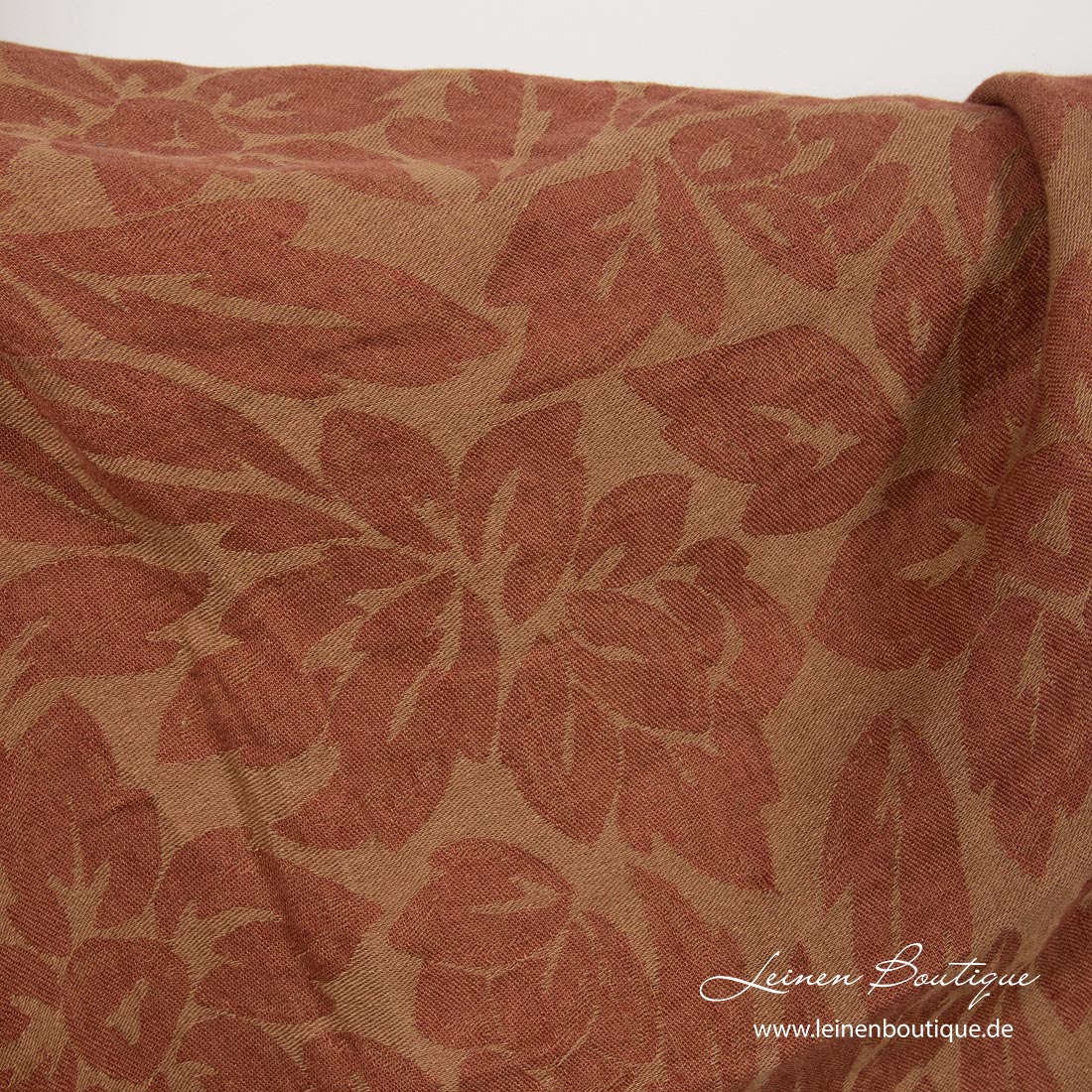Jacquard-Reinleinen mit braunen Blumen auf dem hellbraunen Grund