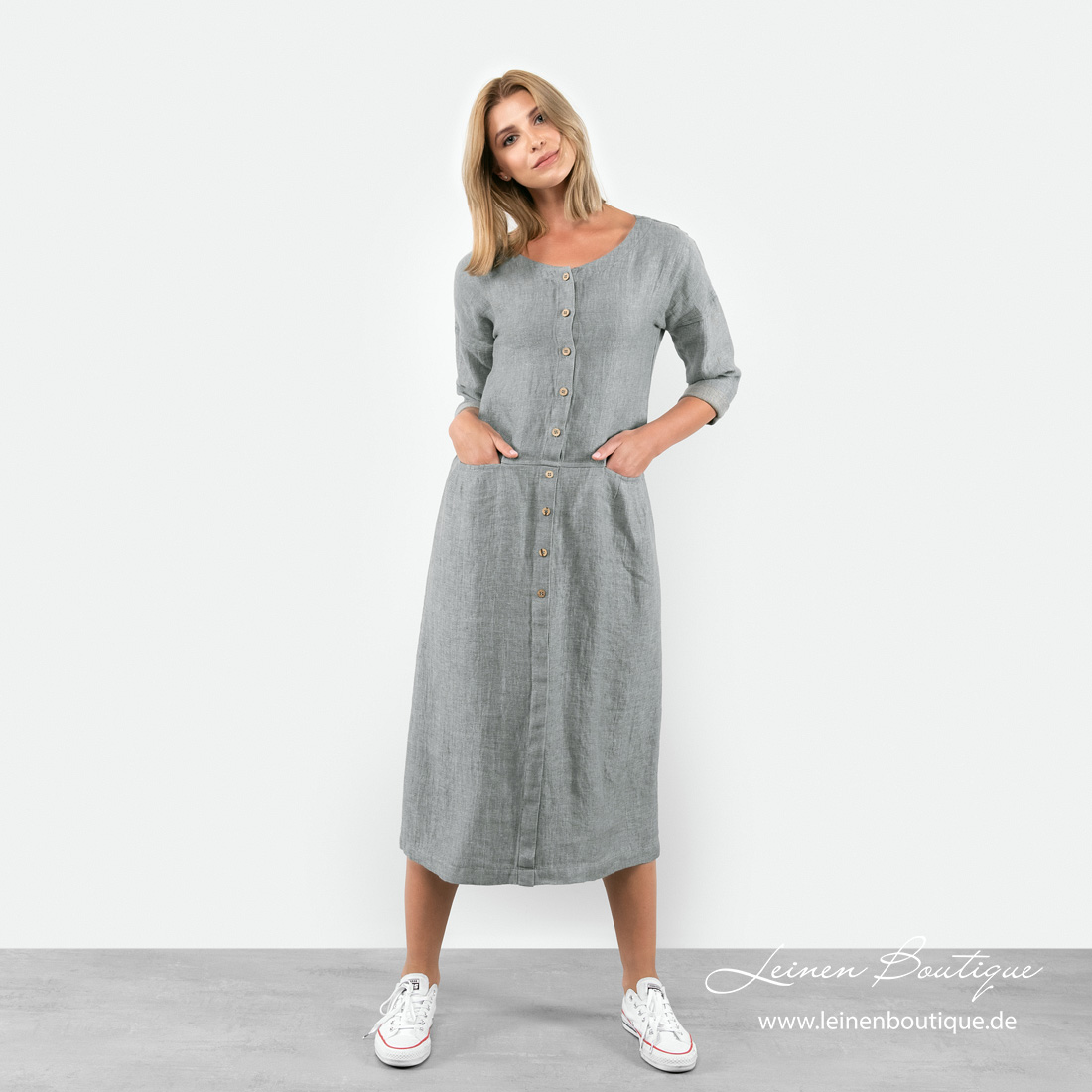 Langes graugrünes Leinenkleid mit Taschen vorne