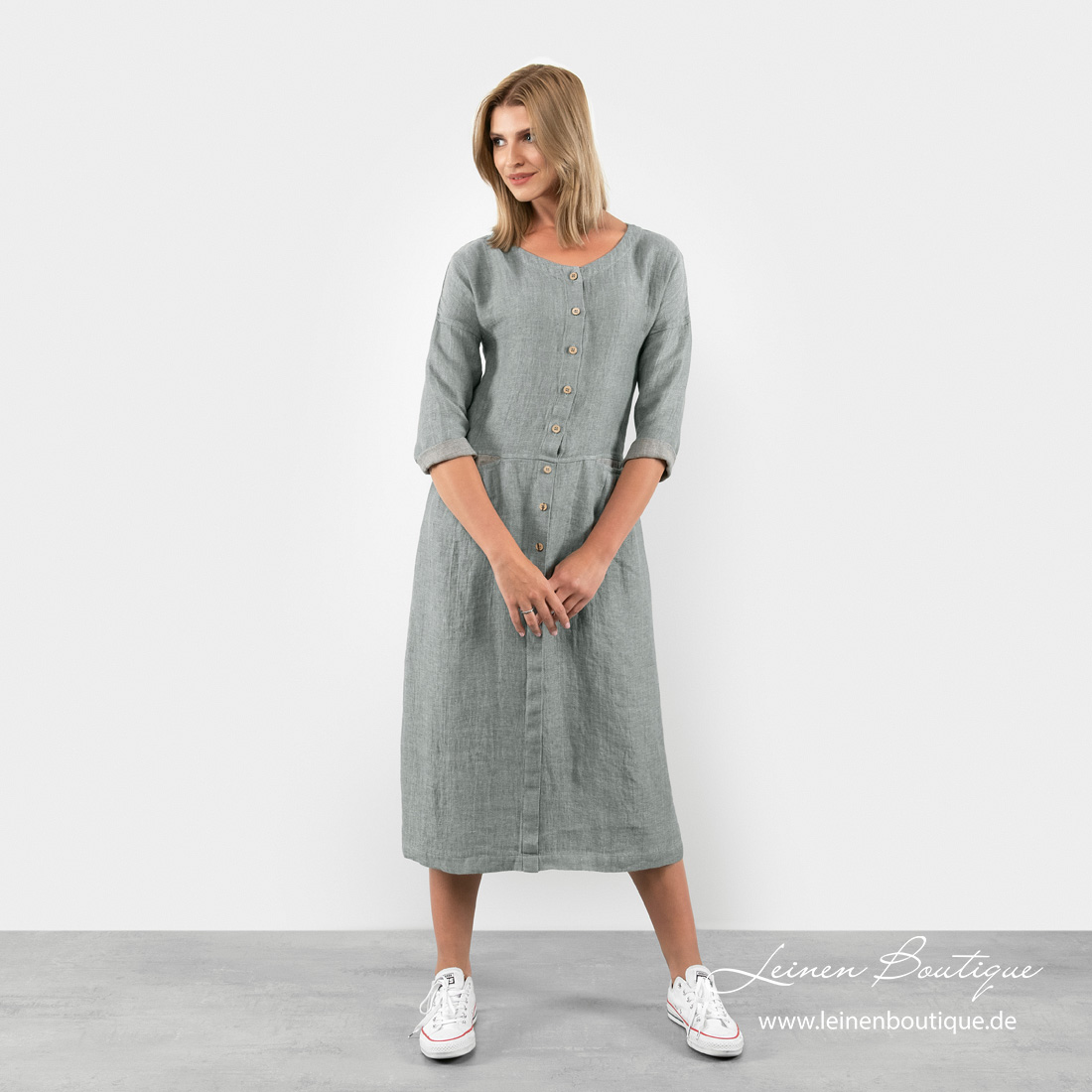 Langes graugrünes Leinenkleid
