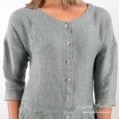 Langes graugrünes Leinenkleid mit Holzknöpfenverschluss