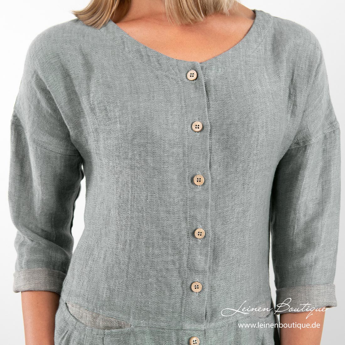 Langes graugrünes Leinenkleid mit Holzknöpfenverschluss