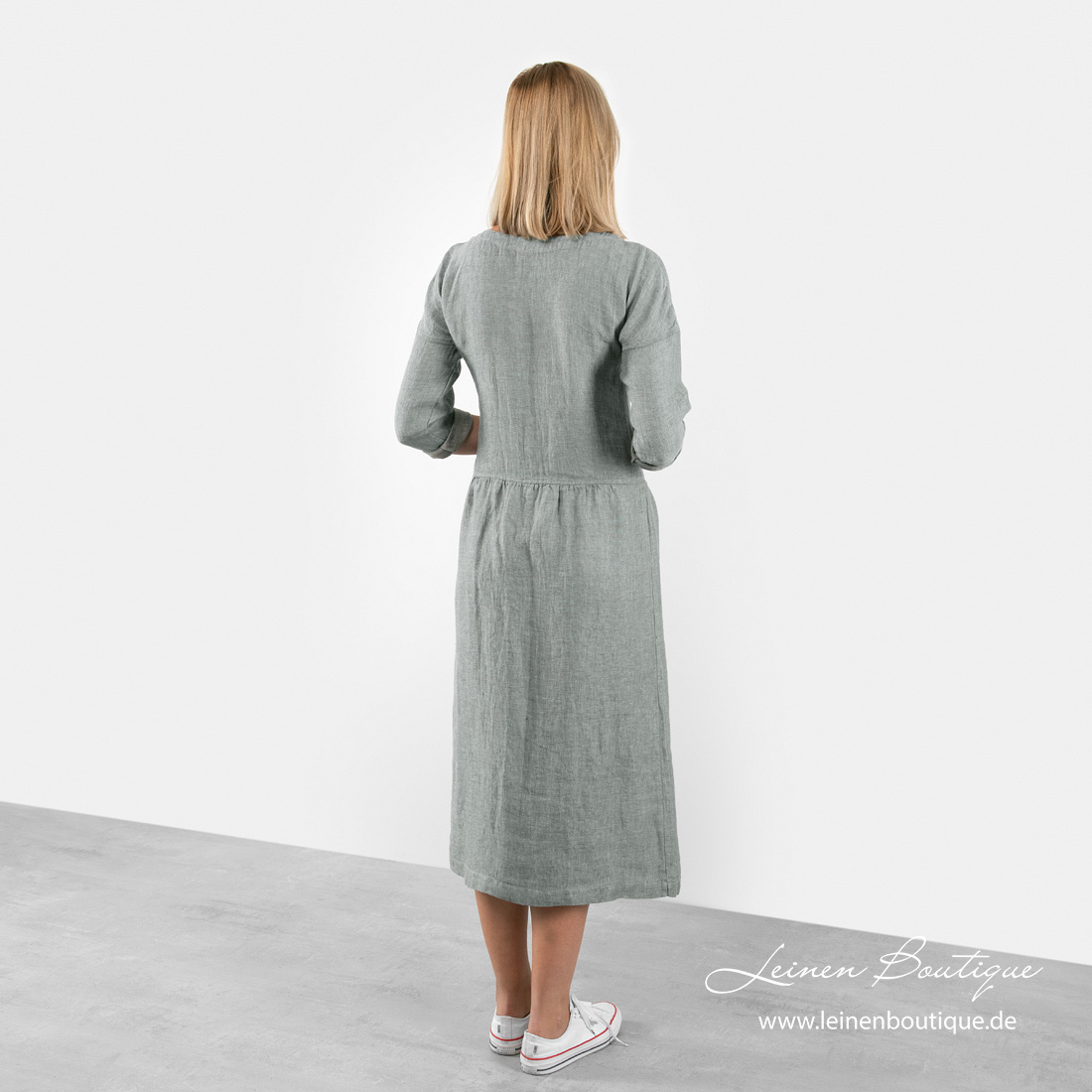 Langes graugrünes Leinenkleid, Rücken