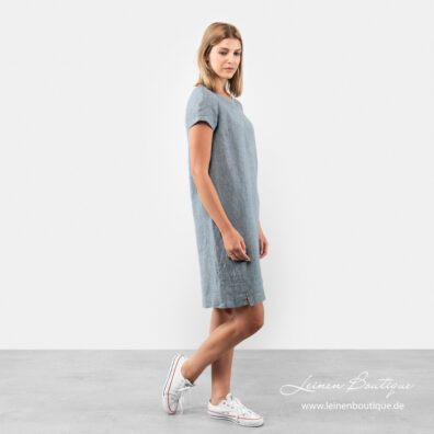Blaugraues Leinenkleid mit kurzen Ärmeln