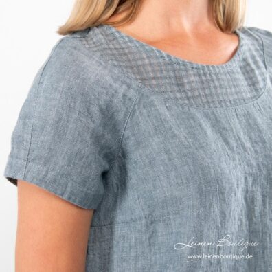 Blaugraues Leinenkleid mit offen gewebtem Detail am Ausschnitt