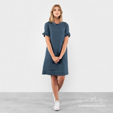 Leinenkleid aus dunkelblau gestreiftem Stoff