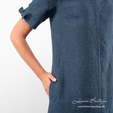 Blau gestreiftes Leinenkleid mit Taschen