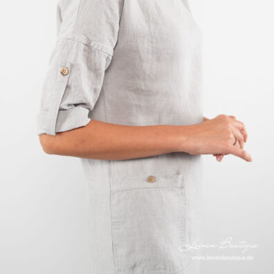 Die 3/4-Ärmel des hellgrauen Leinenkleides kann man regulieren