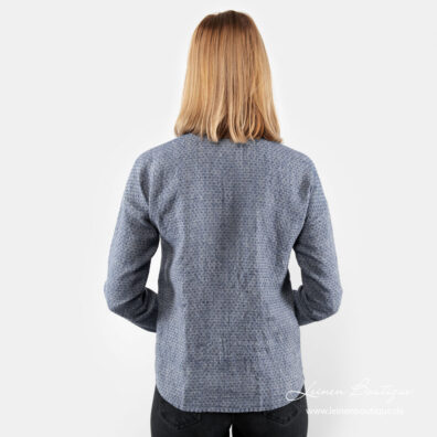 Blaue gemusterte Leinenbluse mit längerem Rückenteil, abgerundetem Saum